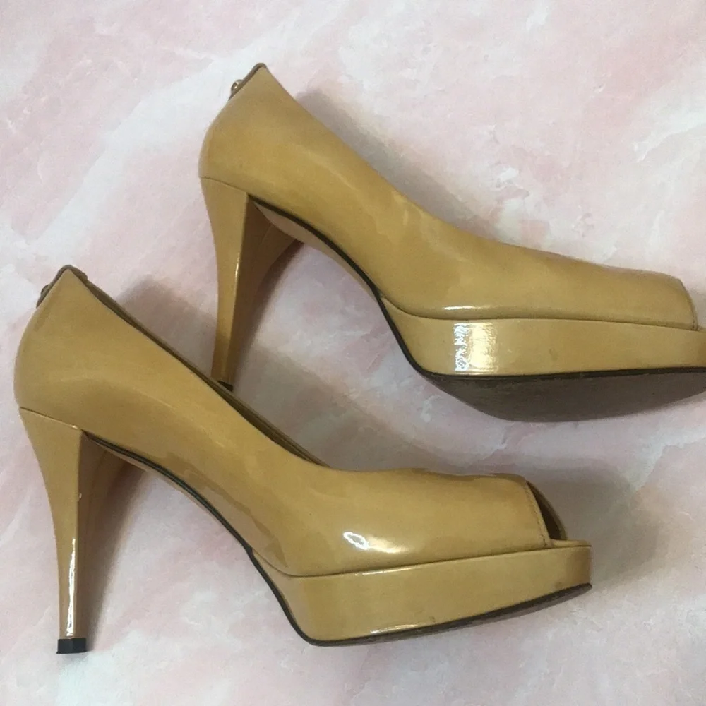 Stuart Weitzman nude patent leather platform heel 8.5M